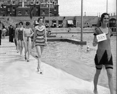 Beauty-competition-at-the-Bathing-Pool.-1935.-With-knitted-swimwear